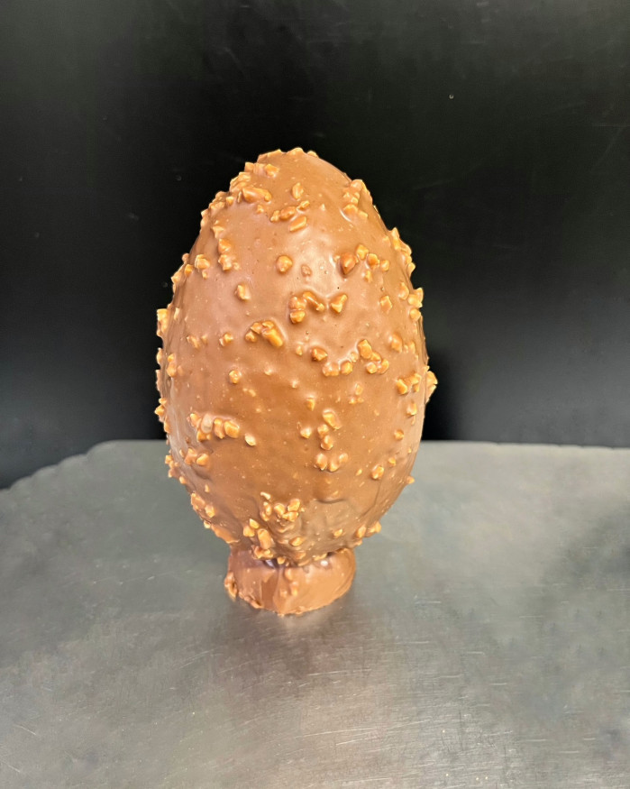 Oeuf maxi chocolat au lait avec glaçage amandes